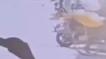 बासोपट्टी: गुदरी बाजार में ट्रक ने बाइक सवार महिला को कुचला, सीसीटीवी फुटेज आया सामने