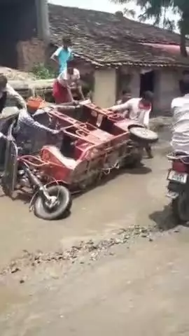 मझगवां: चित्रकूट के रामनगर में सड़क गड्ढे में तब्दील, सवारी से भरा ई-रिक्शा पलटा, वीडियो वायरल