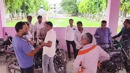 बेगुं: बेगू नगर के ब्रह्मपुरी मार्ग पर खेतों के जाने वाले मार्ग पर कंक्रीट डलवाने की मांग, खेत मालिकों ने ईओ को ज्ञापन सौंपा