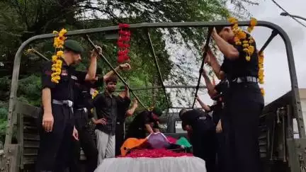 मंदसौर: आर्मी के हवलदार की पोस्टमार्टम के बाद अंतिम यात्रा निकाली गई, गांधी चौराहा पर दी पुष्पांजलि