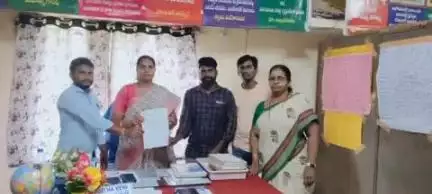 అశ్వాపురం: ప్రభుత్వ పాఠశాల ప్రదేశంలో మద్యాన్ని అమ్మే షాపులపై చర్యలు తీసుకోవాలని ఏఐఎస్ఎఫ్ తరపున పాఠశాల హెచ్ఎం కి  వినతి పత్రం