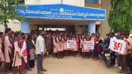 నారాయణ్​ఖేడ్: విద్యార్థుల ఫీజు రీయింబర్స్మెంట్, స్కాలర్షిప్లు వెంటనే చెల్లించాలని నారాయణఖేడ్ లో స్ఎఫ్ఐ ఆధ్వర్యంలో ధర్నా