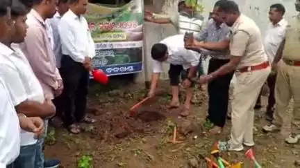 ଜୁନାଗଡ: ଗୋଲାମୁଣ୍ଡା ର ବିଭିନ୍ନ ସ୍ଥାନରେ ବନ ମହୋତ୍ସବ ସପ୍ତାହ ପାଳନ ସହ ବୃକ୍ଷରୋପଣ ।