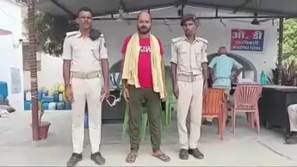 बंजरिया: तिलावे नदी किनारे फुलवार से 70 लीटर चुलाई शराब के साथ एक तस्कर को गिरफ्तार कर सोमवार को न्यायिक हिरासत में भेजा गया