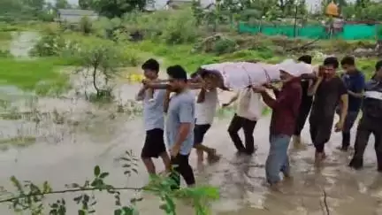 करेली: ग्राम सूखा ढिगसरा में बारिश की वजह से रास्ते हुए जलमग्न, घुटने तक भरे पानी के बीच से निकली शव यात्रा #jansamasya