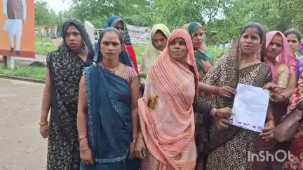 मड़ावरा: गिदवाहा की दलित बस्ती में सी सी रोड़ के किनारे नाली निर्माण नही होने से राहगीरों को हो रही है परेशानी #jansamasya