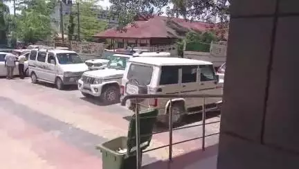 ঢেকিয়াজুলি ভাগ: ঢেকীয়াজুলি আৰক্ষী থানা এলেকাৰ পৰা নিৰুদ্দেশ হোৱা কিশোৰীক বাংগালোৰৰ পৰা উদ্ধাৰ কৰি ঢেকীয়াজুলি থানালৈ আনিলে আৰক্ষীয়ে