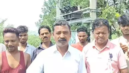 चांदवा: कामता में पिछले 3-4 दिनों से बिजली आपूर्ति बाधित होने से परेशान किसानों ने किया प्रदर्शन, अयूब खान ने किया नेतृत्व