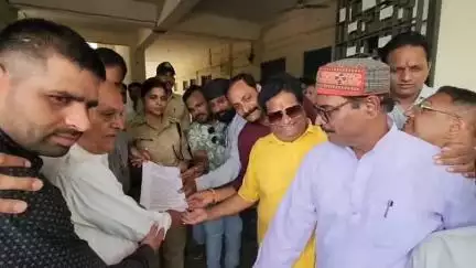 मंदसौर: पत्रकारों पर हमले के विरोध में सकल पत्रकार संगठन ने CM के नाम SP ऑफिस में SDOP को दिया ज्ञापन