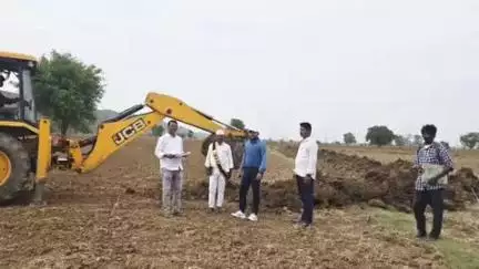 మార్కాపురం: చింతగుంట గ్రామంలో ఆక్రమించిన భూమిని స్వాధీనం చేసుకున్నట్లు తెలిపిన ఎమ్మార్వో చిరంజీవి