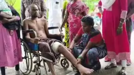 நாமக்கல்: மின்சாரம் தாக்கி படுகாயமடைந்த கட்டிட மேஸ்திரி- ஆட்சியர் அலுவலகத்திற்கு புகார் அளிக்க சக்கர நாற்காலியில் வந்ததால் பரபரப்பு ஏற்பட்டது