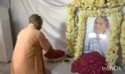 नगीना: नगीना के गांव हुरनंगला में भाजपा के संगठन मंत्री की माता के निधन पर CM योगी आदित्यनाथ ने पहुंचकर शोक संवेदना व्यक्त की