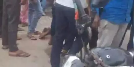 बागपत: PWD गेस्ट हाउस बागपत के निकट 3 बाइक आपस में टकराईं, हादसे में बाइक पर सवार तीनों चालक हुए घायल