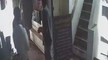 ഒറ്റപ്പാലം: വാണിയംകുളത്ത് കെട്ടിടത്തിന്റെ മുകൾ ഭാഗം തകർന്ന് വീണു, സി.സി.ടി.വി ദൃശ്യം പുറത്ത്
