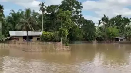 সৰুপথাৰ: ধনশিৰি নদীৰ বাঢ়নী পানীয়ে বুৰাই পেলাইছে সৰুপথাৰ সমজিলাৰ ১০খনৰো অধিক গাঁও, টেঙানি আলিচিঙা এলপি স্কুলত আশ্ৰয় গ্ৰহণ ৰাইজৰ