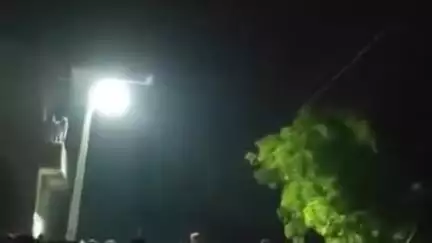अमरोहा: अमरोहा में चोरों का खौफ, गुलरिया रोड पर रात में गांव के बाहर पहरा दे रहे ग्रामीण, चोरी करने आए चोर जंगल में छिपे