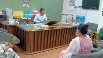 हरदा: कलेक्ट्रेट सभाकक्ष में कलेक्टर ने निजी चिकित्सकों के साथ की बैठक, अब संजीवनी क्लीनिकों में सेवाएँ देंगे निजी चिकित्सक