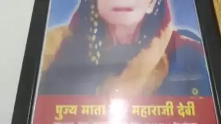 माता जी के पुण्यतिथि पर मुन्ना महतो अंगुलीमाल ने लगाया अमलतास के पौधे, समाज में भेजें नया संदेश।