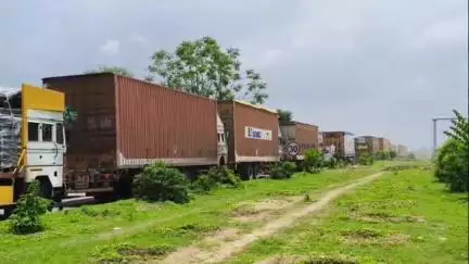 ललितपुर: शहर के कैलगवां चौराहे के पास ओवरब्रिज का निर्माण कार्य लोगों के लिए बना मुसीबत, घंटों लगा रहा लंबा जाम