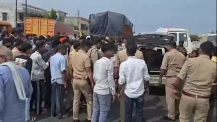 धनौरा: गजरौला हाईवे पर नोबल पब्लिक स्कूल के सामने ट्रक में घुसी कार, दंपति की हुई मौत व 2 मासूम बच्चे हुए घायल
