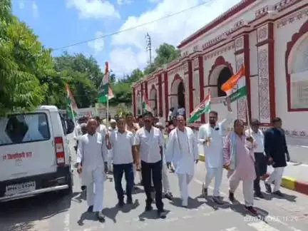 सुल्तानपुर: जनहित मुद्दों को लेकर कांग्रेस कार्यकर्ताओं ने तिकोनिया पार्क में किया प्रदर्शन, कलेक्ट्रेट में DM को सौंपा ज्ञापन