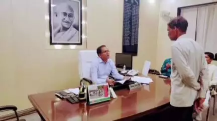 शाहजहांपुर: जिलाधिकारी धर्मेंद्र प्रताप सिंह ने कलेक्ट्रेट कार्यालय में जन समस्याएं सुनीं