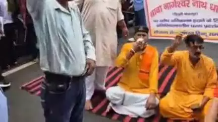 पीलीभीत: डायमंड सिटी कॉलोनी के मालिकों पर लगा प्राचीन मंदिर का रास्ता बंद करने का आरोप, धरने पर बैठे हिंदूवादी संगठन के लोग
