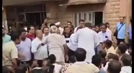 जोधपुर: बनाड़ थाना क्षेत्र के नादड़ी विद्युत विभाग कार्यालय के बाहर लोगों ने घरों में स्मार्ट मीटर लगाए जाने को लेकर किया प्रदर्शन