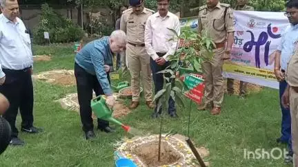 बागपत: बागपत कलेक्ट्रेट में प्रमुख सचिव रंजन कुमार ने किया पौधारोपण