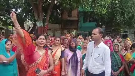 सामुदायिक शौचालय केयरटेकर ने एकत्रित होकर जिला अधिकारी को सोपा ज्ञापन