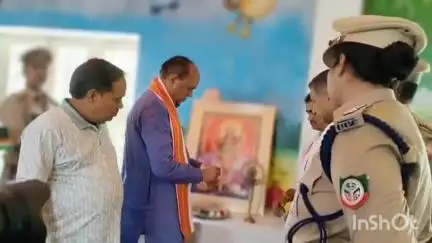 सिरौली गौसपुर: सुंदरलाल इंटर कॉलेज में पूर्व विधायक ने मां सरस्वती के चित्र पर पुष्प अर्पित कर वृक्षारोपण किया