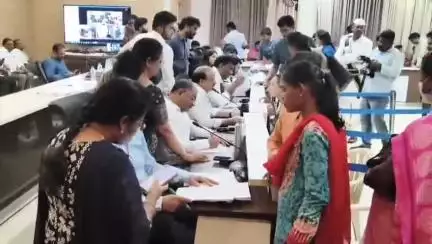 కాకినాడ కలెక్టరేట్లో పిజిఆర్ఎస్ కు 627 అర్జీలు