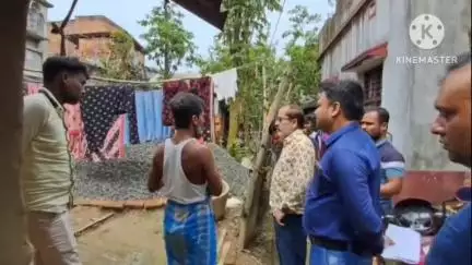 খানাকুল ১: বাড়ি না করলে আবাসের টাকা ফেরত দিতে হবে,খানাকুল-১ ব্লকের উপভোক্তাদের সাথে দেখা করে জানালেন প্রশাসনিক অধিকারিকরা