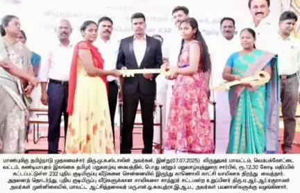 வெம்பக்கோட்டை: கண்டியாபுரத்தில் இலங்கை தமிழர் மறுவாழ் இல்லத்தில் ரூ 12.30 கோடி மதிப்பீட்டு கட்டப்பட்டுள்ள 232 புதிய வீடுகளின் சாவிகளை மாவட்ட ஆட்சித் தலைவர் வழங்கினார