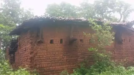 ଝାରସୁଗୁଡା: ଝାରସୁଗୁଡା ଜିଲ୍ଲା ଲଖନପୁର ବ୍ଲକ ବଞ୍ଜାରୀ ପଂଚାୟତରେ ଭୁଶୁଡିଛି ୪ ରୁ ଉର୍ଦ୍ଧ ଘର