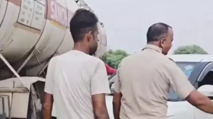 जगाधरी: टोल प्लाजा पर टैंकर चालक ने कार को मारी टक्कर, टला बड़ा हादसा