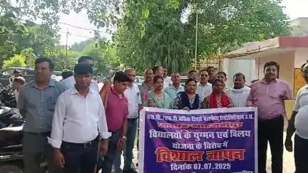 बेसिक टीचर्स वेलफेयर एसोसिएशन उत्तर प्रदेश के कार्यकर्ताओं ने प्राथमिक विद्यालय युग्मन किए जाने के विरोध में ज्ञापन दिया