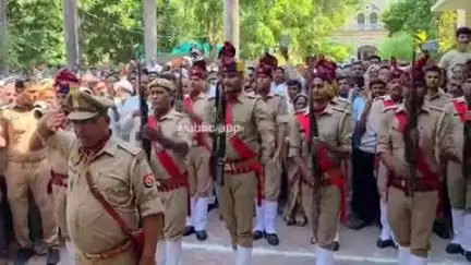 मनकापुर: पूर्व कैबिनेट मंत्री राजा आनंद सिंह को उनके बेटे केंद्रीय मंत्री कीर्तिवर्धन सिंह ने मनावर नदी के तट पर दी मुखाग्नि