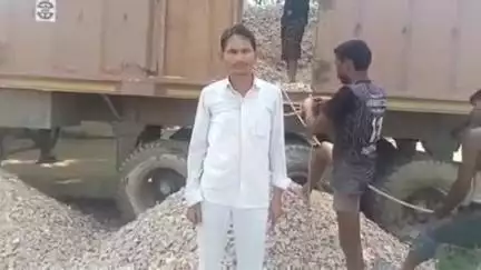 बांसी: खबर का असर, ख़ेसरहा ब्लॉक मुख्यालय से आधा दर्जन गांवों को जोड़ने वाली सड़क पर गिट्टी गिराने का काम शुरू