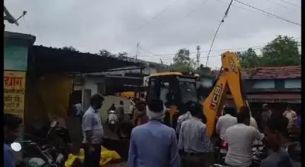 लखनादौन: शहर के मुख्य बाजार में अतिक्रमण दस्ते ने की कार्रवाई, हटाया गया अवैध अतिक्रमण