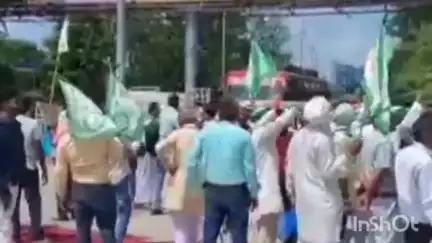 हुज़ूर: किसान यूनियन ने कलेक्ट्रेट के सामने लगाया जाम, अधिकारियों के मनाने पर खुला जाम