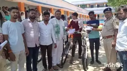 बड़हरा: खवासपुर हाई स्कूल मैदान में भावी मुखिया प्रत्याशी की मौजूदगी में छात्रों के बीच साइकिल वितरण कार्यक्रम का आयोजन किया गया
