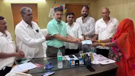 सेखाला: विद्युत हादसे में चटालिया निवासी मृतक हरिराम मेघवाल के परिजनों को भाकिसं की मदद से ₹5 लाख की सहायता राशि प्रदान की गई