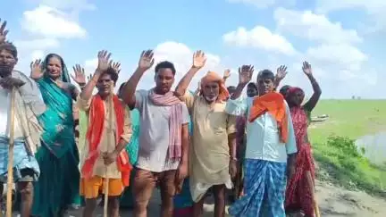 जोगापट्टी: सिसवा मंगलपुर पंचायत में चचरी पुल ध्वस्त, सरकारी नाव की व्यवस्था नहीं, ग्रामीणों का विरोध प्रदर्शन#jansmsaya