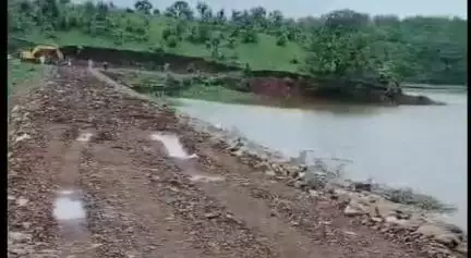 लखनादौन: डूंगरिया बांध में दरार की खबर के बाद जागा प्रशासन, तुरंत जेसीबी से कराई गई मरम्मत