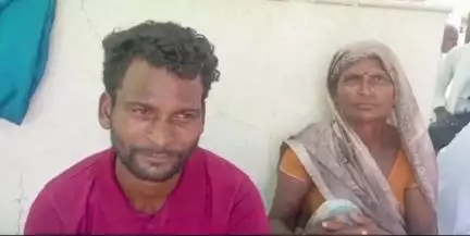 बदायूं: जेई ने PR नंबर देने के नाम पर मांगी रिश्वत, सिरसौली गांव के मां-बेटे मालवीय आवास गृह पर भूख हड़ताल पर बैठे