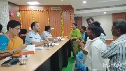 మహదేవ్​పూర్: ప్రజావాణిలో వచ్చిన పెండింగ్ దరఖాస్తులు వెంటనే పరిష్కరించాలని జిల్లా కలెక్టర్ రాహుల్ శర్మ జిల్లా అధికారులను ఆదేశించారు
