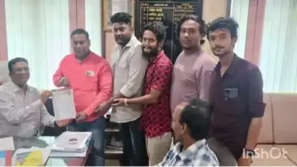 चंद्रपूर: बंगाली कॅम्प रस्त्यावर पडलेल्या खड्ड्यांचा बंदोबस्त करावा माजी नगरसेवक अजय सरकार यांच्या नेतृत्वात मनपा उपयुक्तना निवेदन