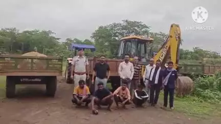 सरिया में रेत के अवैध परिवहन के आरोप में जेसीबी और 3 ट्रैक्टर किए गए जब्त