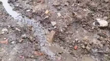 हमीरपुर: सुमेरपुर कस्बे में बरसात में गांवों से भी बदतर जिंदगी जी रहे कस्बावासी, सीसी मार्ग न होने से चलना फिरना दूभर #jansamasya